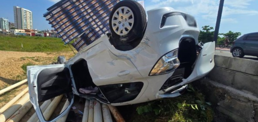 Carro capota na SE-100 em Aracaju, mas acidente termina sem feridos