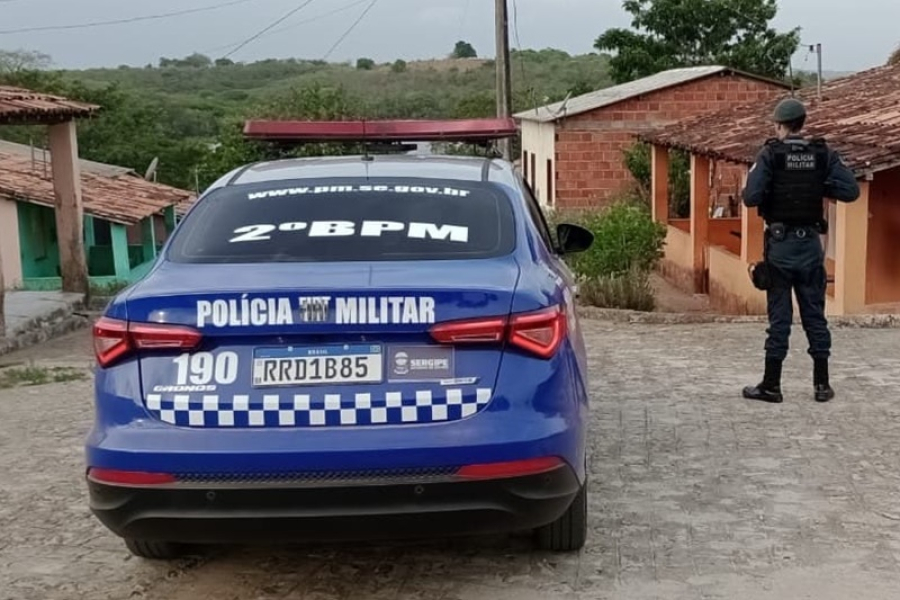 Homem utiliza machado para invadir casa de ex