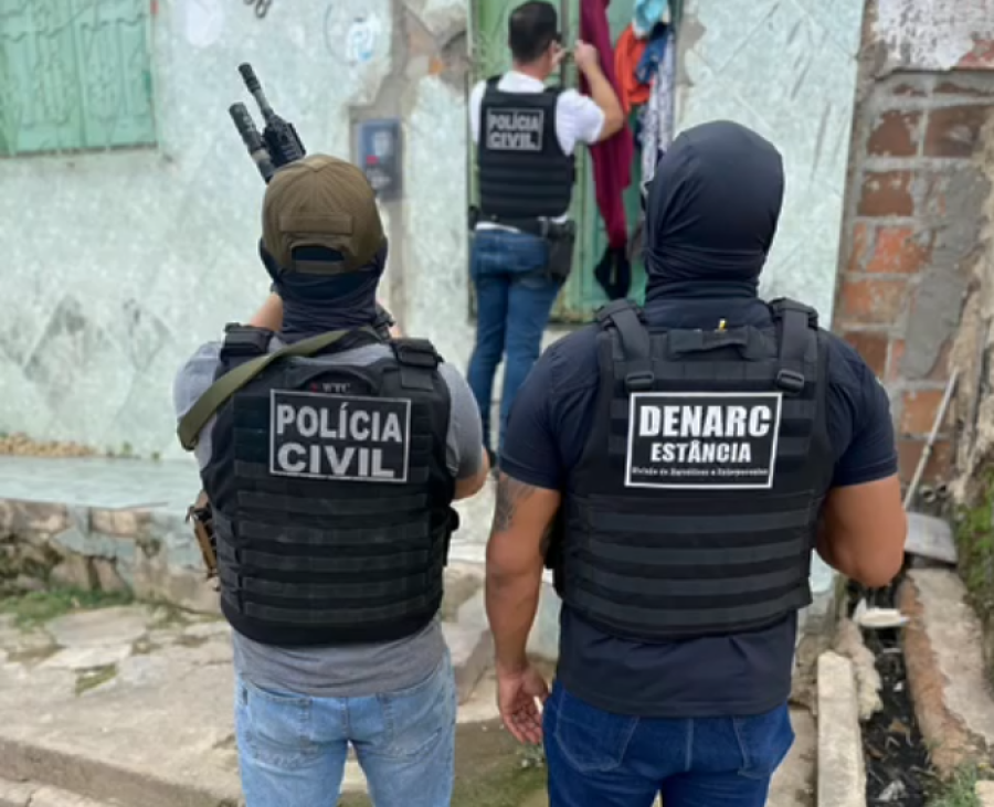 Polícia desarticula ponto de tráfico e prende duas pessoas em Estância 