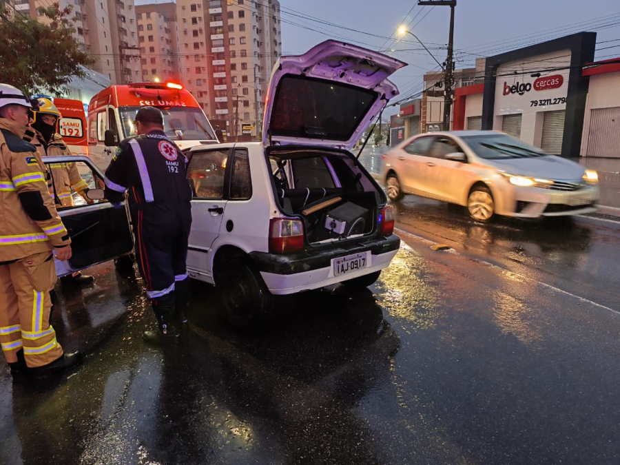 CBM mobiliza equipe para resgatar vítima presa nas ferragens na Avenida Hermes Fontes, em Aracaju