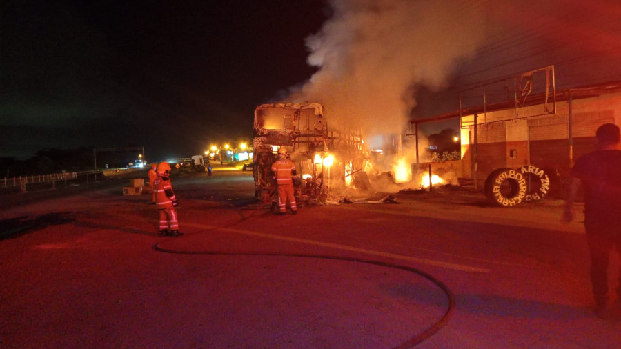 Incêndio atinge ônibus na BR-101, nas proximidades do povoado Pau Ferro, em Nossa Senhora do Socorro
