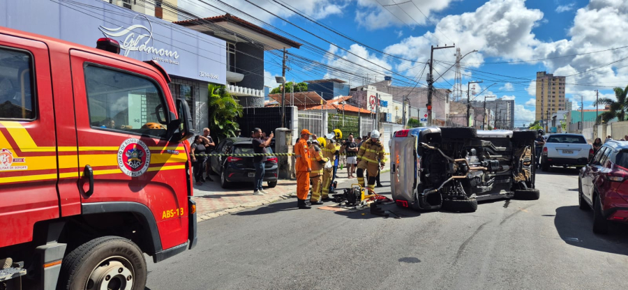 Mulher fica ferida após carro capotar e bater em veículo na Rua Lagarto, no bairro São José, em Aracaju