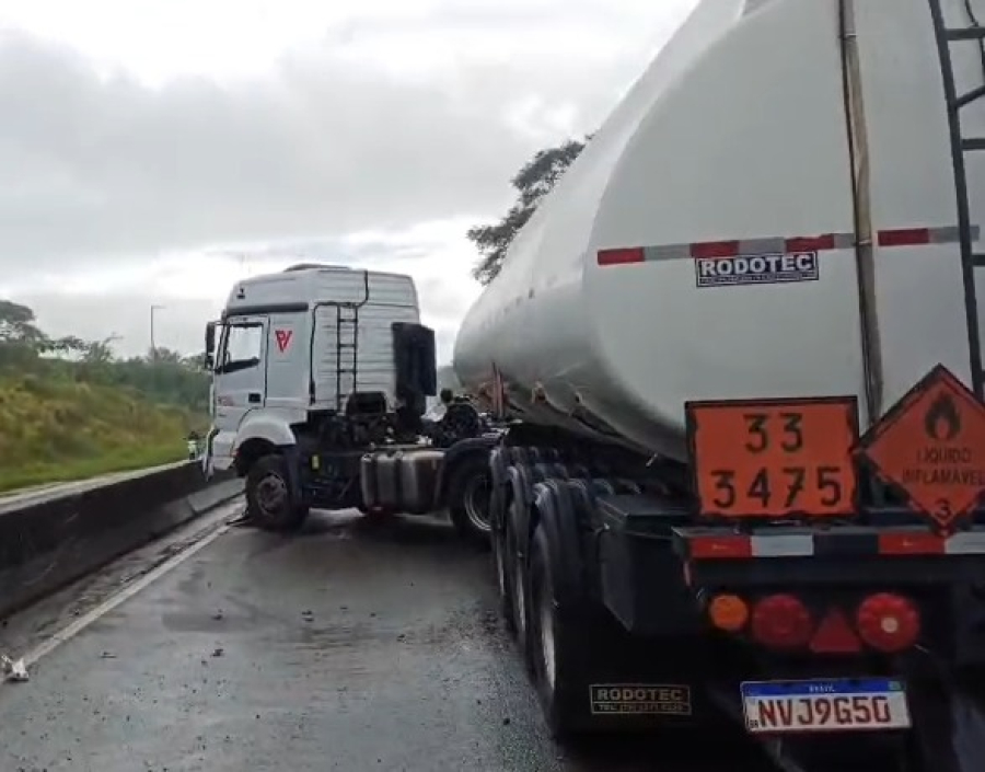 Acidente entre carreta e caminhão deixa trânsito lento na BR-101, em Itaporanga d’Ajuda