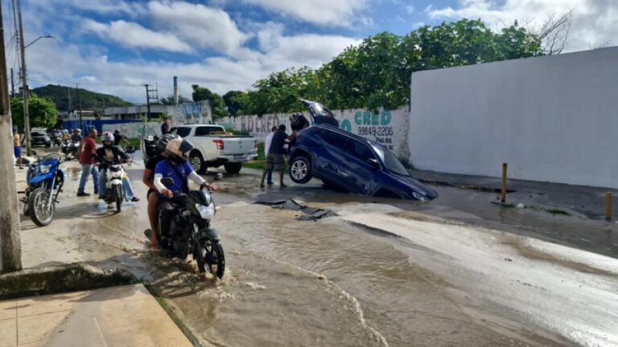 Asfalto cede e carro cai em cratera após rompimento de tubulação no bairro Industrial, em Aracaju