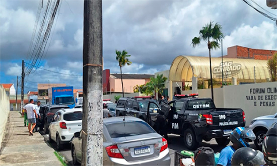Suspeito de atirar em advogado e cliente na porta de fórum em Aracaju se entrega à polícia