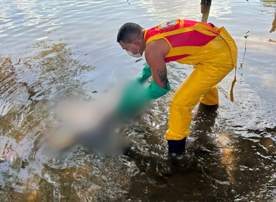 Corpo de homem é encontrado em rio na Farolândia e resgatado pelos Bombeiros