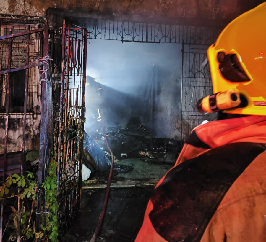 Incêndio atinge casa abandonada em Aracaju durante a madrugada