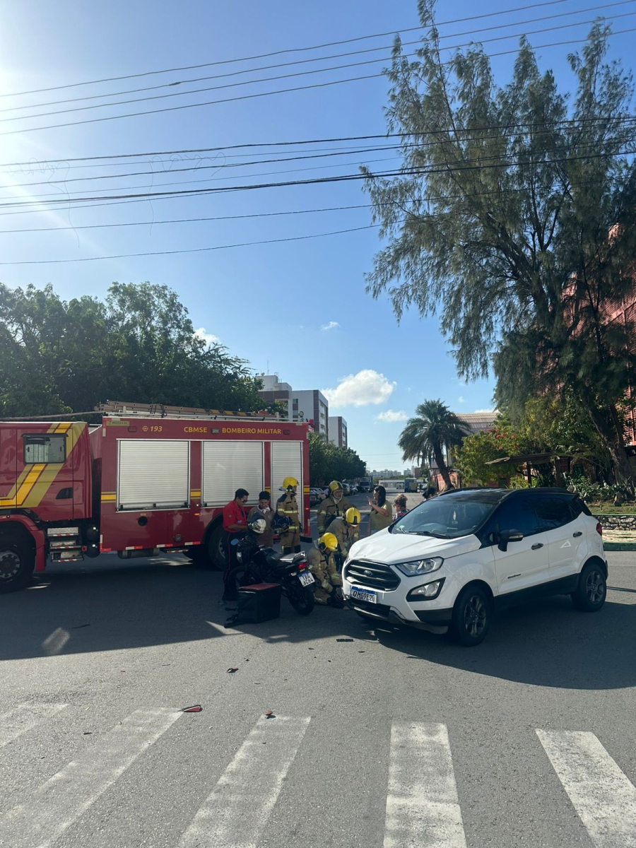 Acidente entre carro e motocicleta deixa mulher ferida na Coroa do Meio, em Aracaju