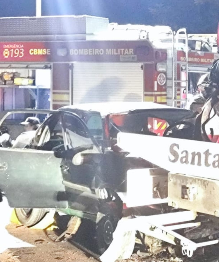 Colisão frontal entre dois carros deixa homem preso às ferragens na BR-101, entre Rosário do Catete e Maruim