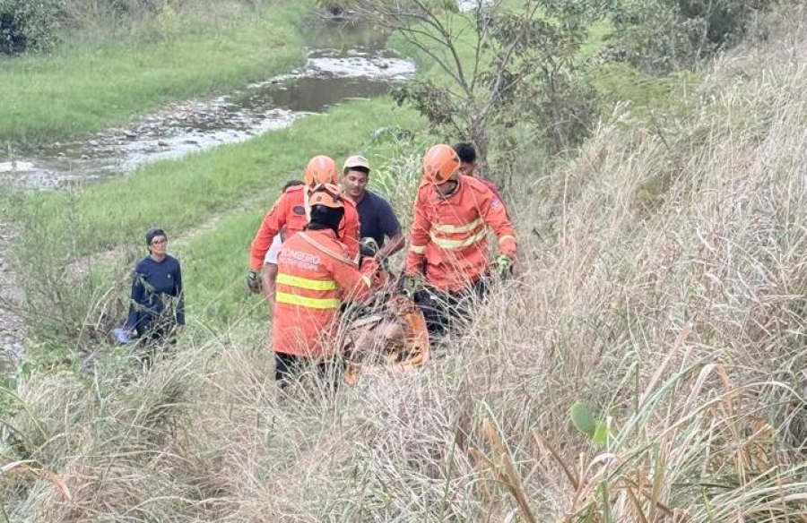 Homem fica ferido após pular em cachoeira e é resgatado pelo Corpo de Bombeiros em Nossa Senhora das Dores