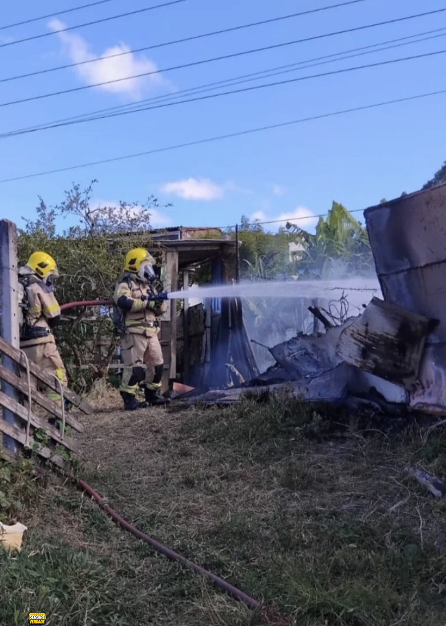 Incêndio atinge geladeiras armazenadas em imóvel no Parque dos Faróis, em Socorro