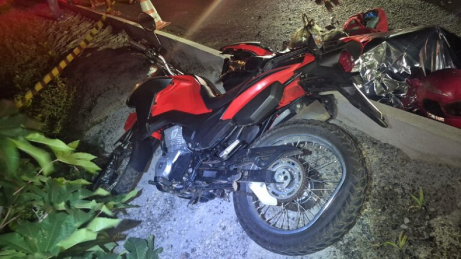 Motociclista morre após colisão com máquina carregadeira na SE-325, em Nossa Senhora da Glória