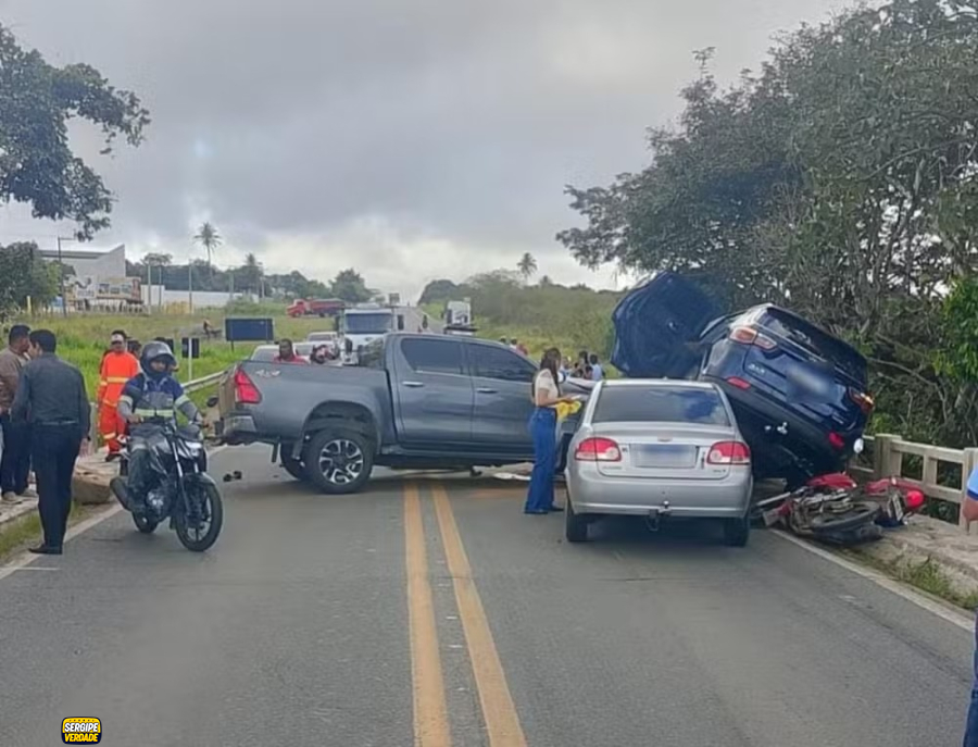 Acidente com três carros e uma moto deixa trânsito lento na BR-235, em Itabaiana