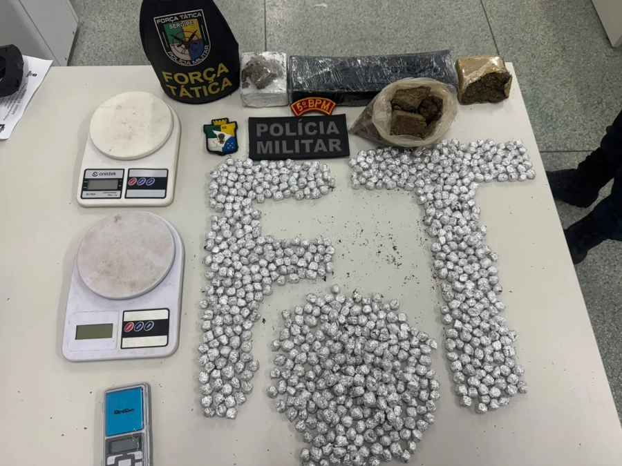 Traficante foge pulando muro e deixa para trás 2,3 kg de maconha, balanças e anotações do tráfico em Socorro