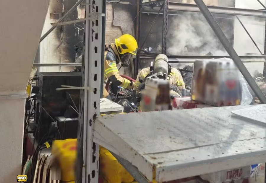 Incêndio de grandes proporções atingiu um supermercado em Umbaúba
