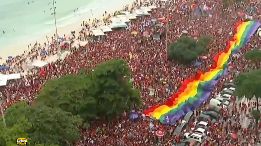 Apoiadores ocupam quarteirões da praia de Copacabana  em ato sem Lula  