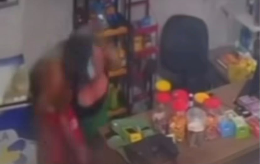 Mulher é espancada por homem após ele tentar tomar seu celular dentro de mercearia no bairro Santa Maria, em Aracaju 