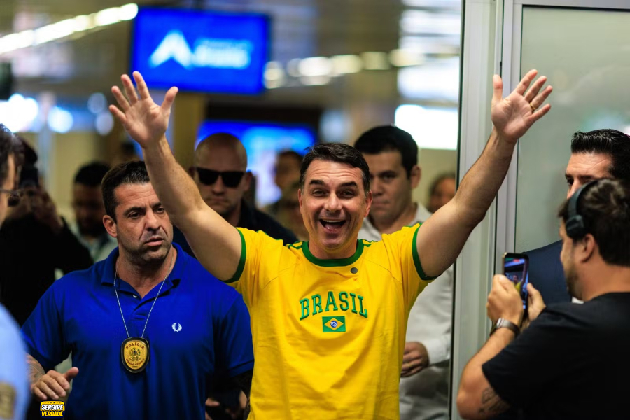 Rogério Carvalho diz que Flávio Bolsonaro se manifesta a favor da escala 6x1 com medo de perder voto 
