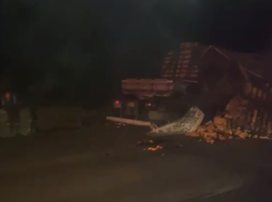 Tragédia na BR-101: Colisão entre dois caminhões e um carro  deixa dois mortos em Socorro 