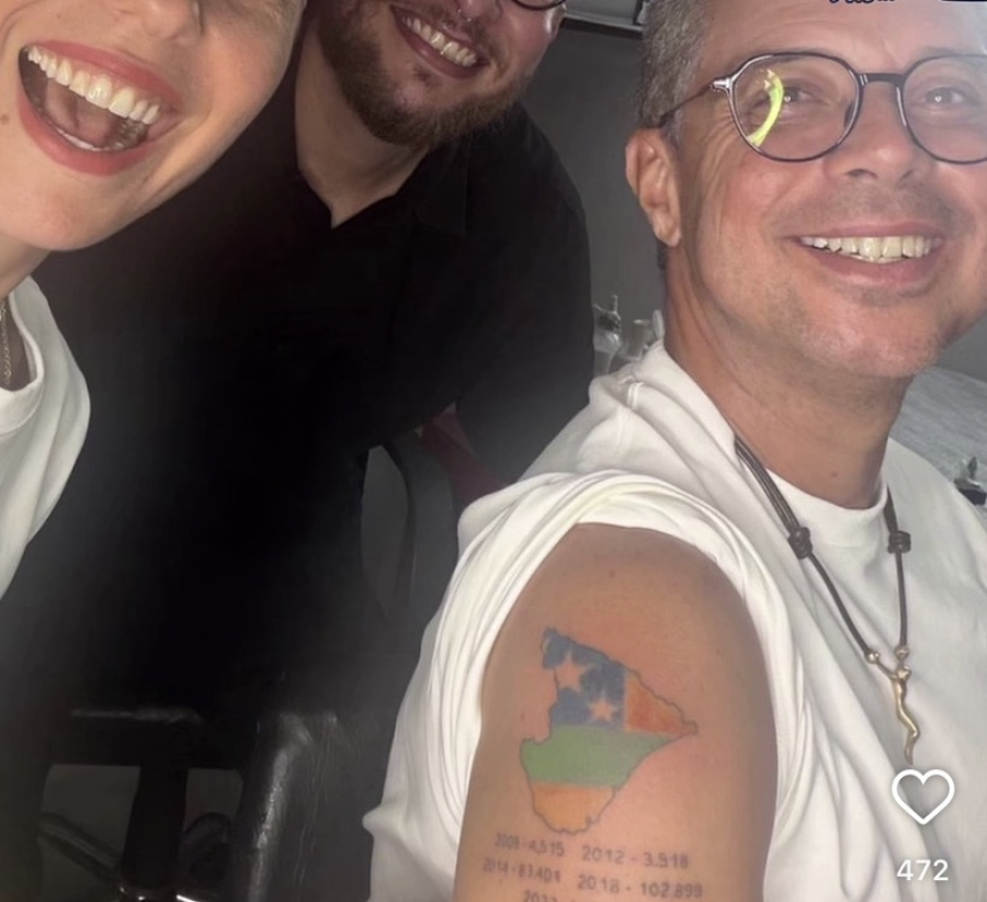 Fábio Mitidieri faz tatuagem para eternizar os 727.291 votos recebidos na reeleição em Sergipe