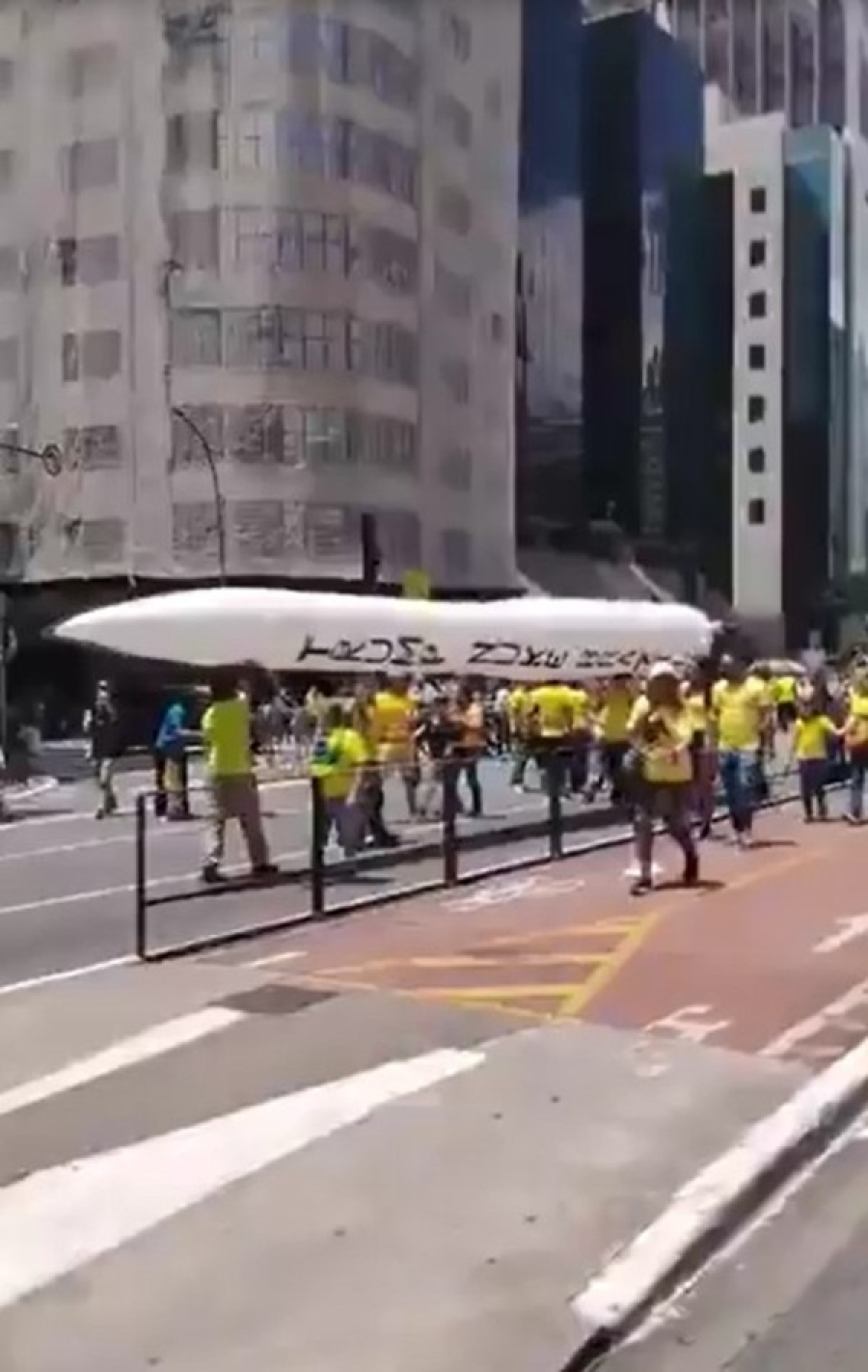 Apoiadores de Flávio Bolsonaro levam míssil inflável para manifestação e pedem que Trump Bombardeie o Brasil 