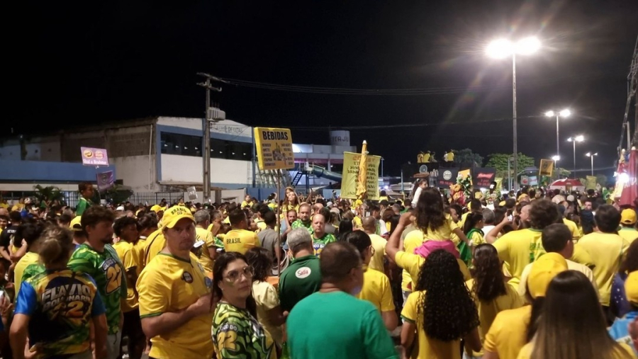 Apoiadores de Flávio Bolsonaro fazem ato em Aracaju