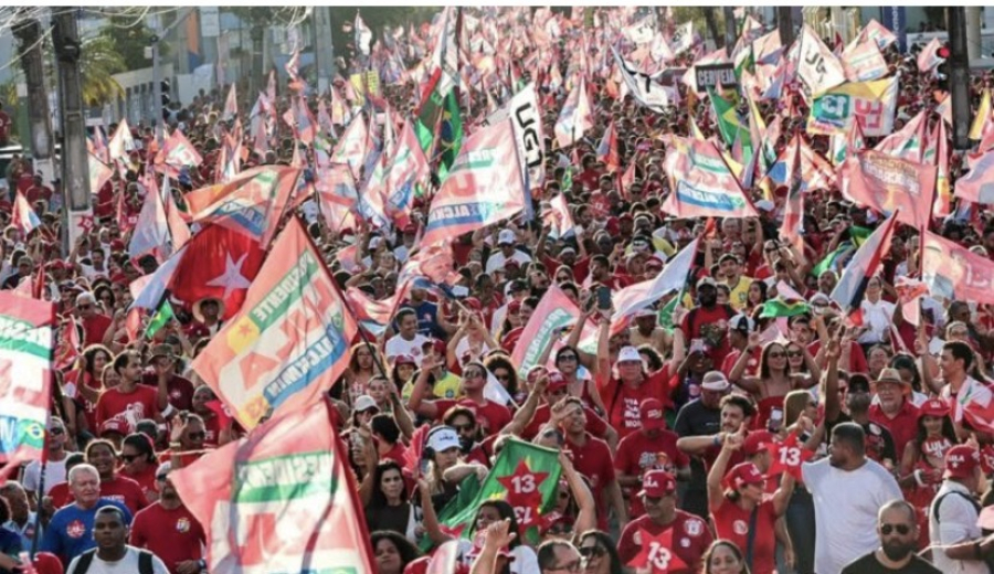 Fábio Mitidieri reúne multidão no centro de aracaju em caminhada pela reeleição de lula