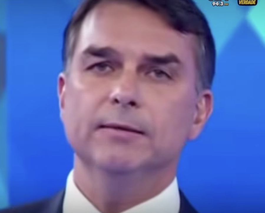 Flávio Bolsonaro Senador dispara contra Lula em debate da Globo: “Dá com uma mão e tira com nove dedos” 