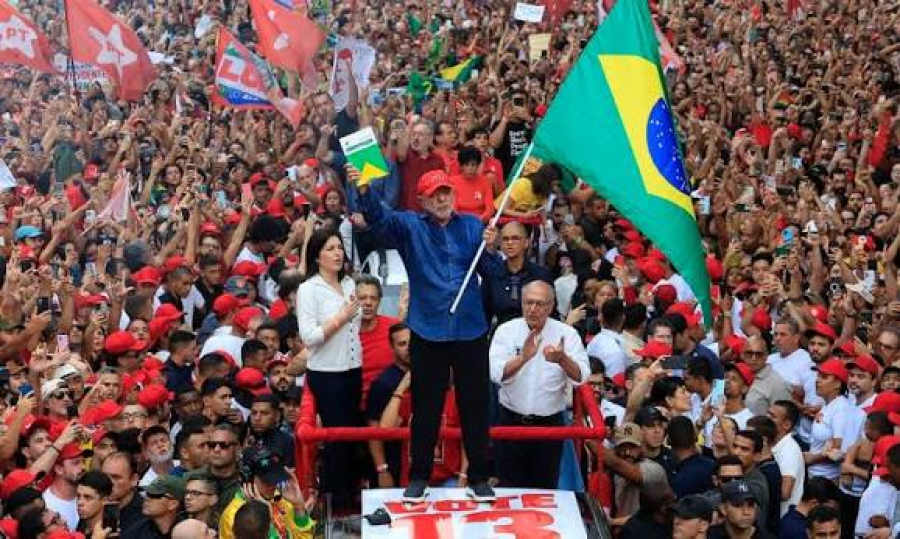 Lula promete mudanças na forma de governar em primeiro discurso após reeleição